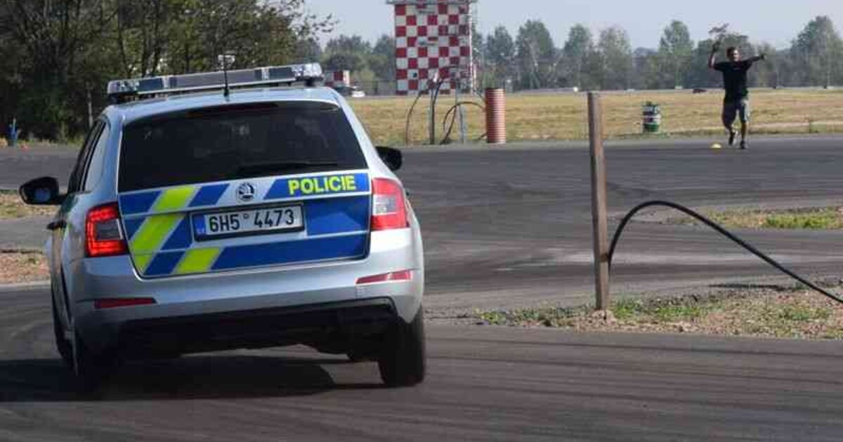 Tragická nehoda na Českokrumlovsku: Motorkář se srazil s autem, dva lidé zemřeli