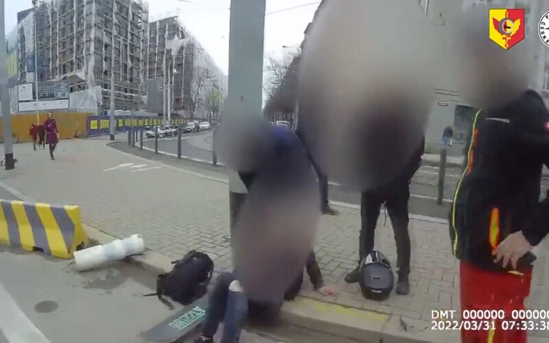 VIDEO: Ženu v Praze srazilo auto, když přecházela na červenou. Policie varuje před nezodpovědností.