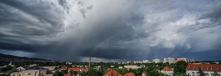 Česko zasáhnou silné bouřky s přívalovým deštěm a krupobitím, varují meteorologové