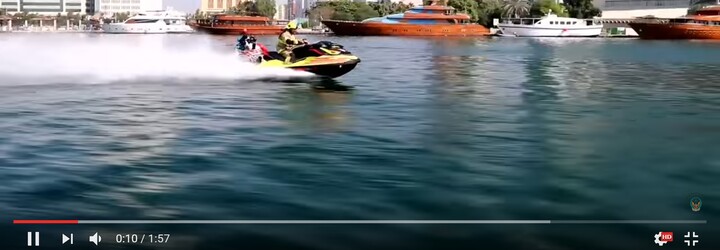 Dubajští hasiči začínají využívat vodou poháněný jetpack. Nikdy jim nedojde voda a na místo požáru se dostanou na skútrech