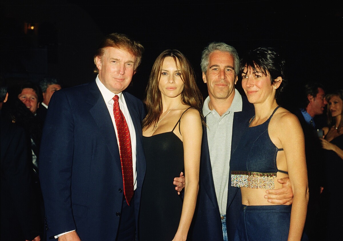 Budúci prezident Donald Trump so svojou nastávajúcou manželkou a Jeffrey Epstein s Ghislaine Maxwell. (2000)