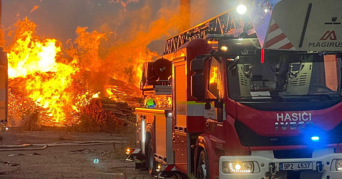 V Kladně vypukl velký požár, hoří 29 tisíc metrů krychlových dřeva. Platí třetí stupeň poplachu