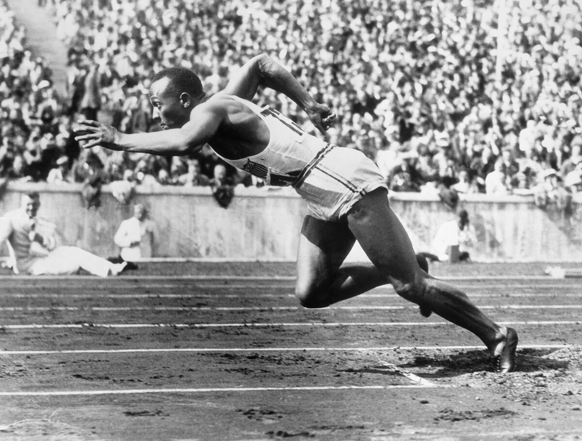 Američan Jesse Owens na olympiádě v Berlíně.