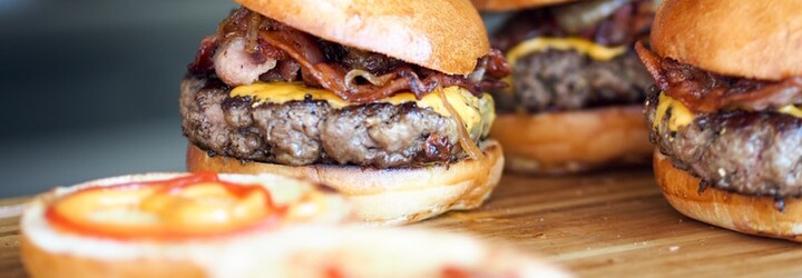 Ktorý burger z donášky je najlepší? Týchto 5 bratislavských prevádzok otestovali Čoje aj Demotivácia