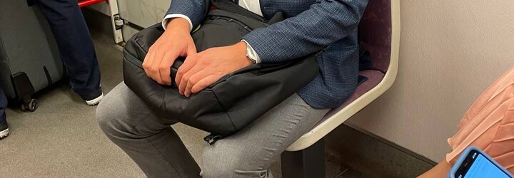 V pražském metru už se nebudeš dotýkat koleny s ostatními cestujícími. Dopravní podnik mění směr sedaček