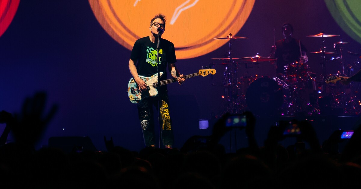 Obavy vystřídalo nadšení. Blink-182 do Česka přivezli nostalgii, neomalené vtípky i létající spermie