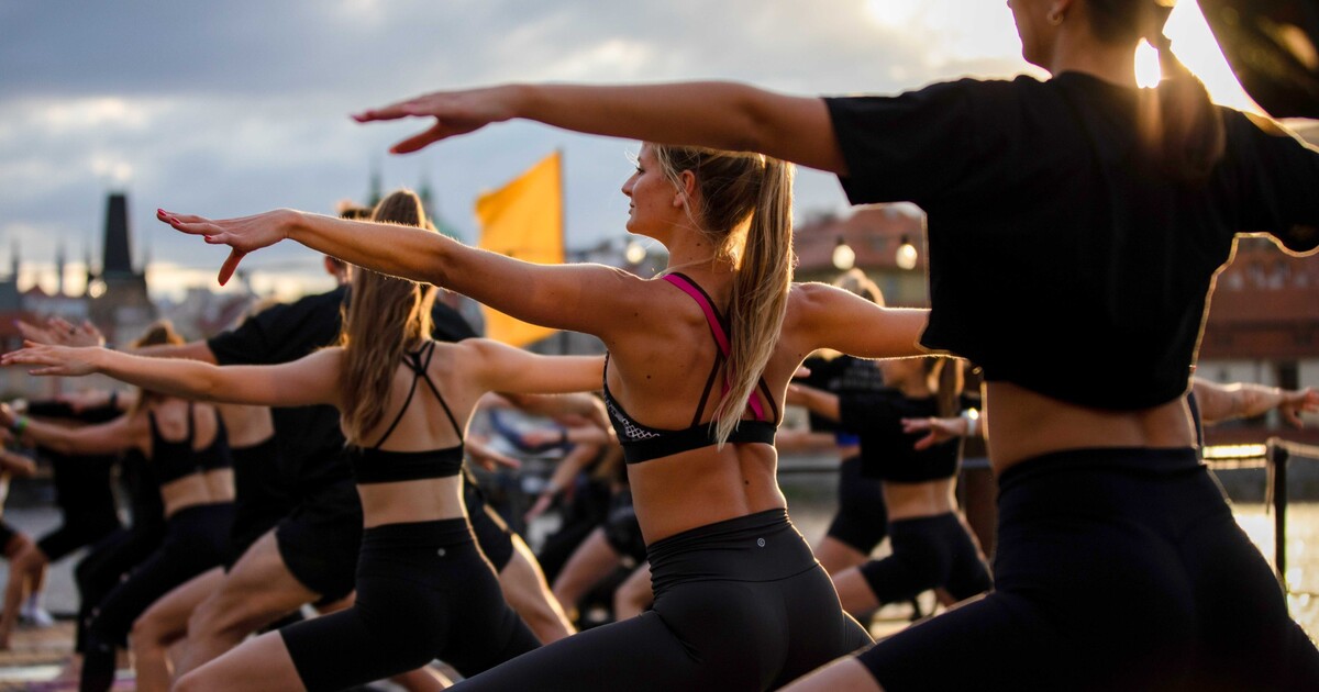 Zacvič si jógu s lektorkami z pohodlí domova. Přes live stream si zkusíš jógové pozice i meditaci