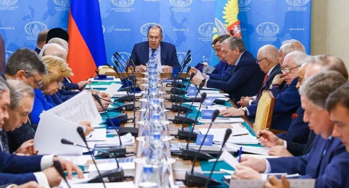 Ruský minister zahraničných vecí Sergej Lavrov predsedá zasadnutiu rady Pravfondu v roku 2022.