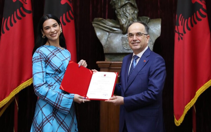 Dua Lipa dostala albánske občianstvo. Speváčka preslávila krajinu, vyhlásil prezident.