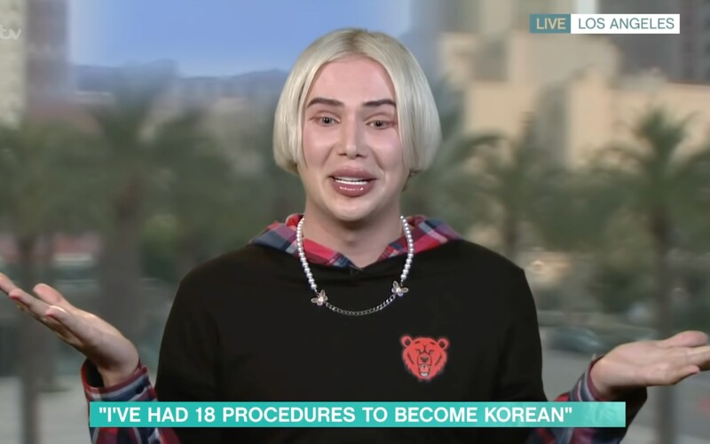 Nebinárny influencer Oli London tvrdia, že sa cítia „uväznení v britskom tele“. Identifikujú sa ako Kórejčan.