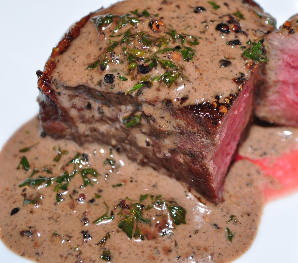 10. místo: Steak Au Poivre, Francie – Tento pokrm se skládá ze steaku (většinou filet mignon) a pepřové omáčky. Ta se tradičně dělá ve stejné pánvi, ve které se připravovalo maso. 