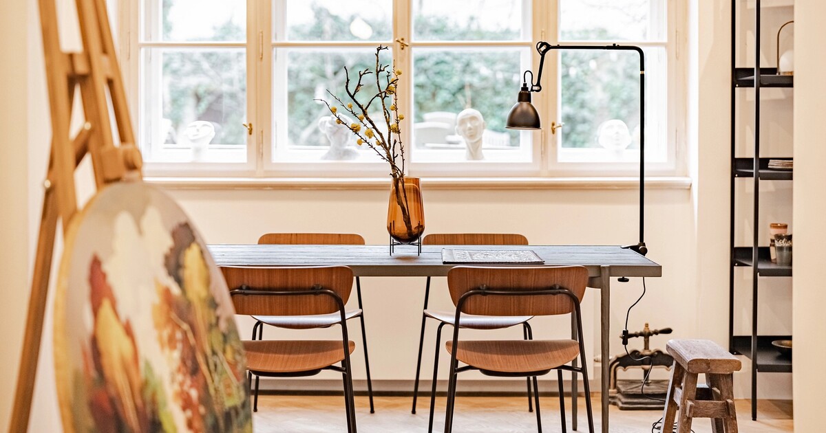 FOTO: Elegantní městské bydlení se soukromým ateliérem, které najdeš jen pár kroků od Karlova mostu. Stojí 16 milionů