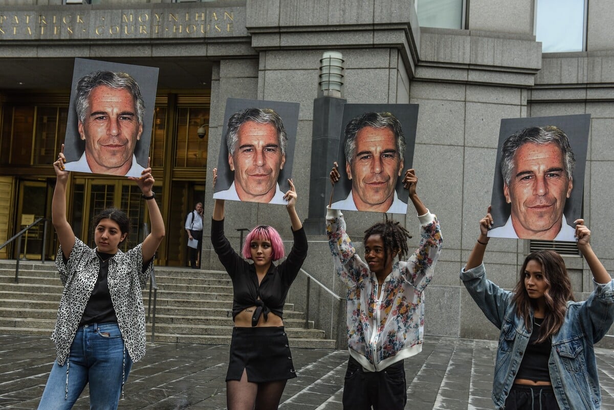 Jméno Jeffrey Epstein pronásleduje svět i roky po jeho smrti