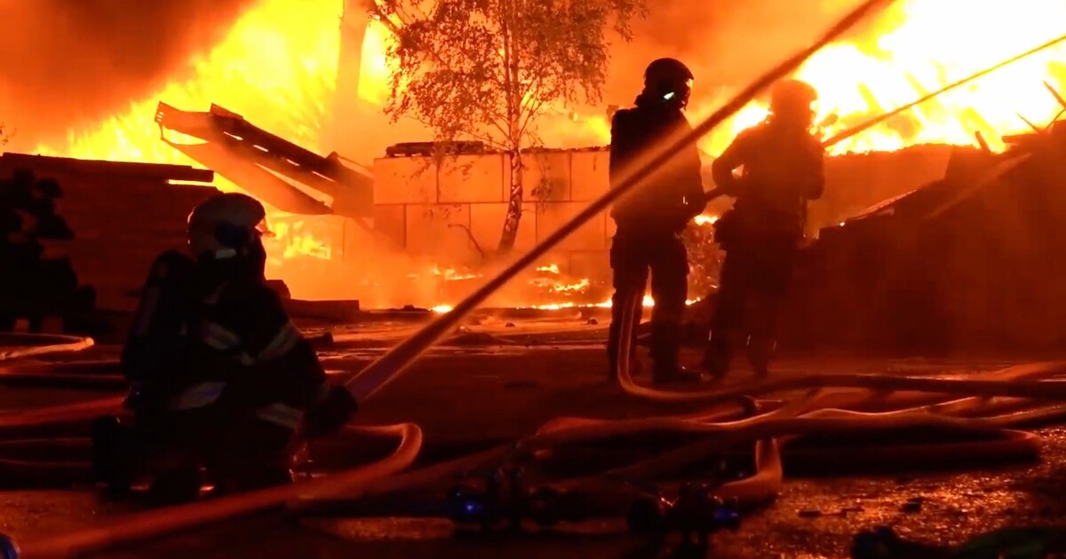 Video požáru na Sokolovsku: Několik hasičů se zranilo, nasazeny jsou i vrtulníky