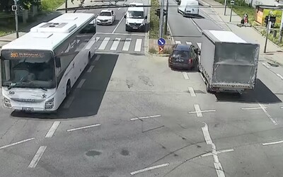 VIDEO: Brněnští policisté honili řidiče, který jel na D1 rychlostí 200 km/h. Chtěl se ztratit v centru, zradila ho hustá doprava.