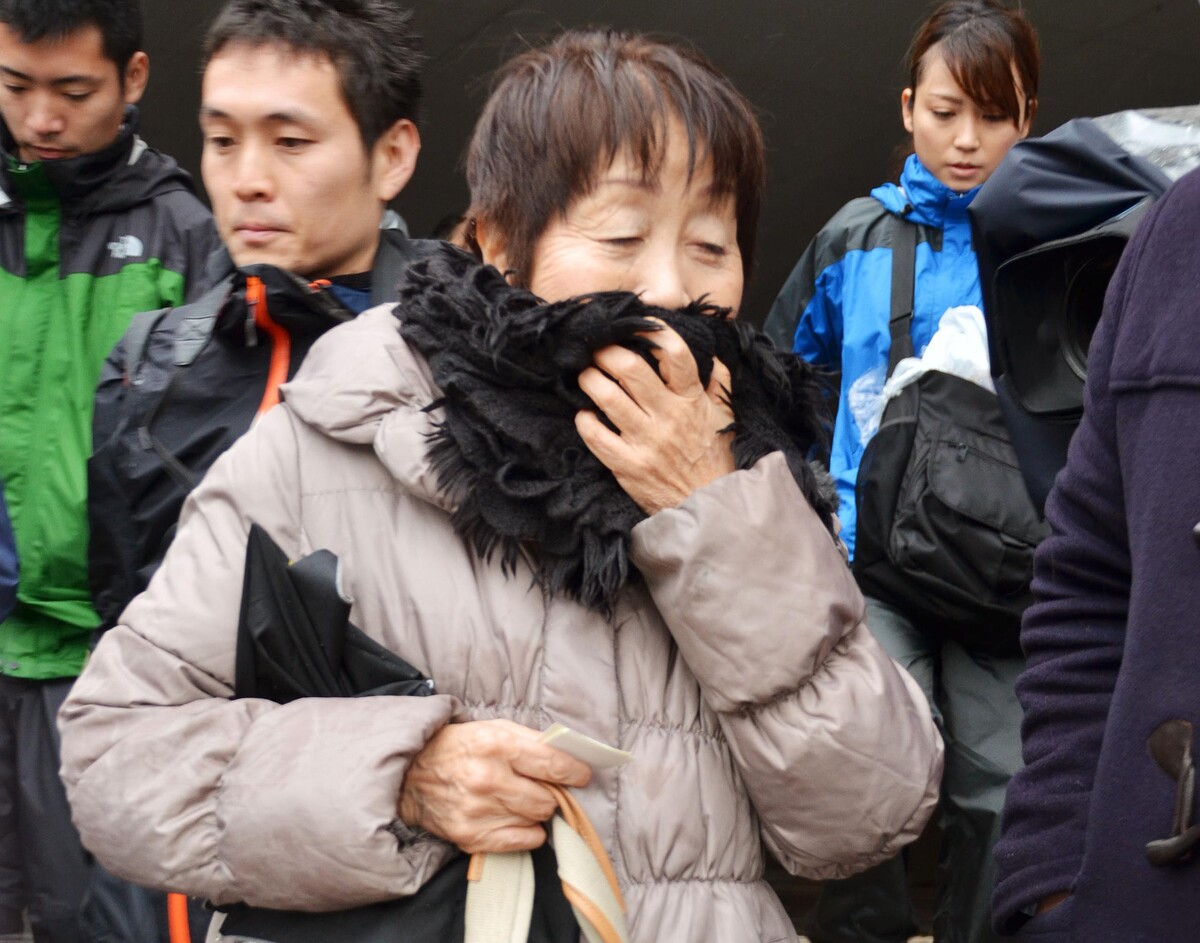  Na nedatovanej snímke Japonka Čisako Kakehiová hovorí s novinármi v meste Sakai na západe Japonska.