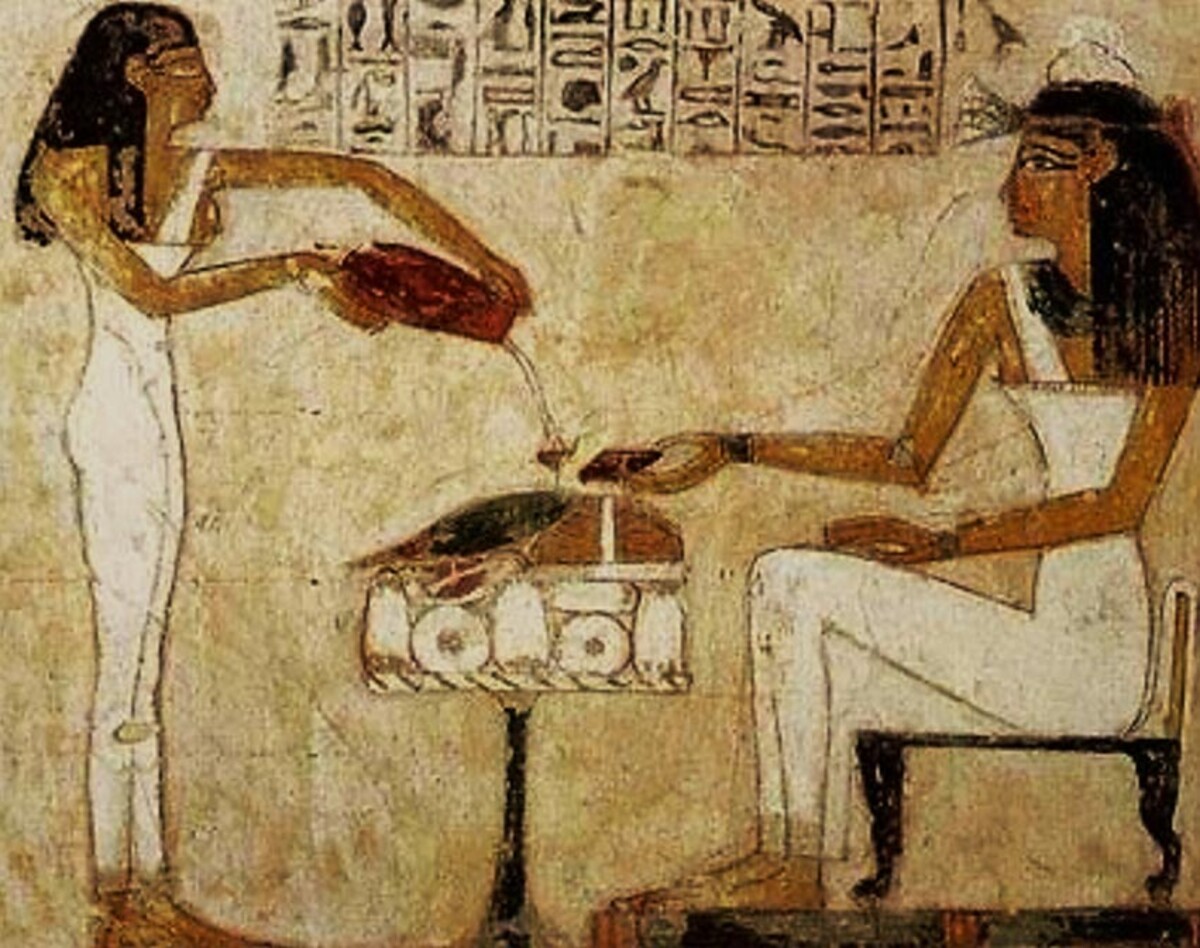 Egyptské hieroglyfy zobrazující ženy nalévající pivo.