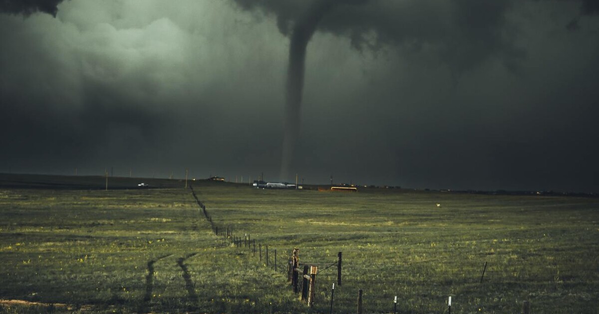 VIDEO: V Kalifornii udeřilo tornádo. Převracelo auta, na místě jsou i zranění