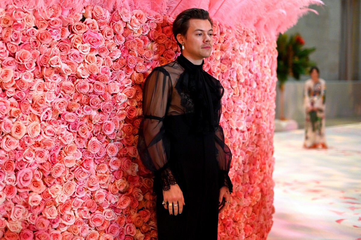 Harry Styles na červenom koberci Met Gala v roku 2019.