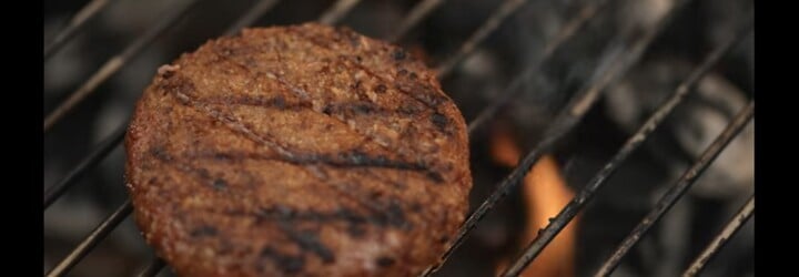 Bezmasý burger putuje na evropský trh. V britském Tescu ho už prodávají a lidé nemůžou uvěřit, že je z rostlin