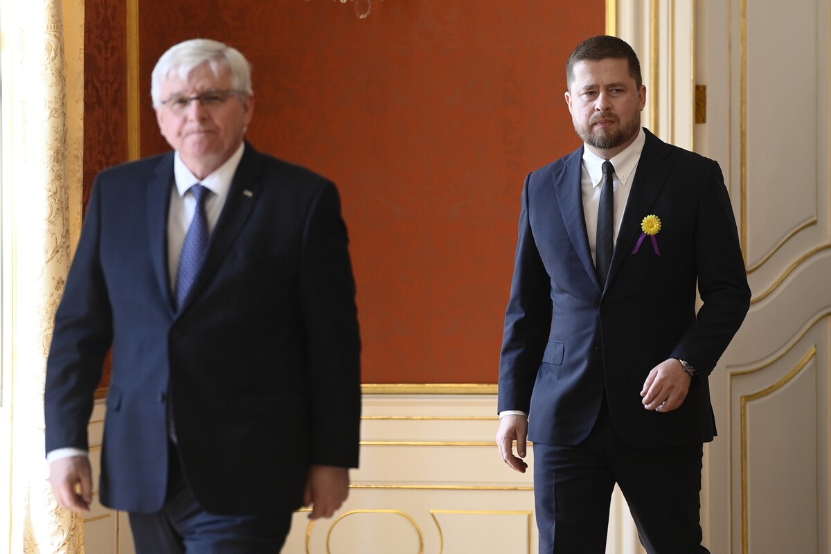 Aleš Michl (vpravo) od července nahradí dosavadního guvernéra Jiřího Rusnoka (vlevo).