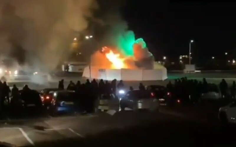 Mládež v Holandsku podpálila testovacie miesto na Covid-19. Protestovali tak proti zákazu vychádzania.