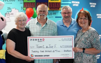 Muž si rozdělil 22milionovou výhru v loterii s kamarádem, protože mu to slíbil před téměř 30 lety.