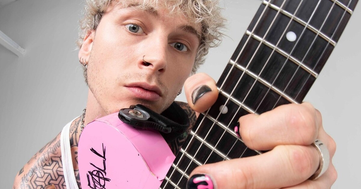 Divoký gangster, který beefuje s Eminemem, nebo střízlík s růžovou kytarou? Zjisti, kým je Machine Gun Kelly