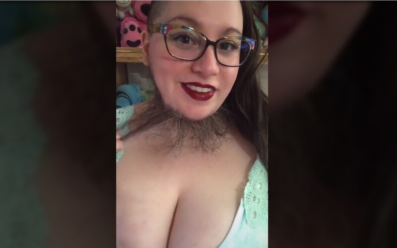 VIDEO: Tiktokerka s bradou a so pseudonymom Schovaná tekvička. Cez sociálnu sieť sa snaží odbúravať rodové stereotypy.