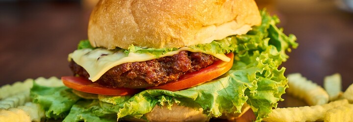 POJĎ VEN: Tento týden bude v Praze Supercrooo, Piqi Miqi, veganská náplavka nebo Burger Fest