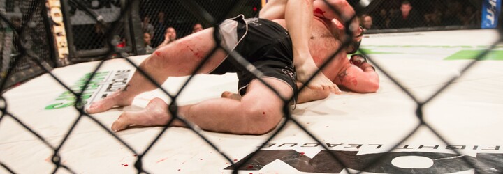 VIDEO: MMA zápasník mohol vyhrať kontumačne po nepovolenom kolene do hlavy, súpera sa však rozhodol potrestať inak