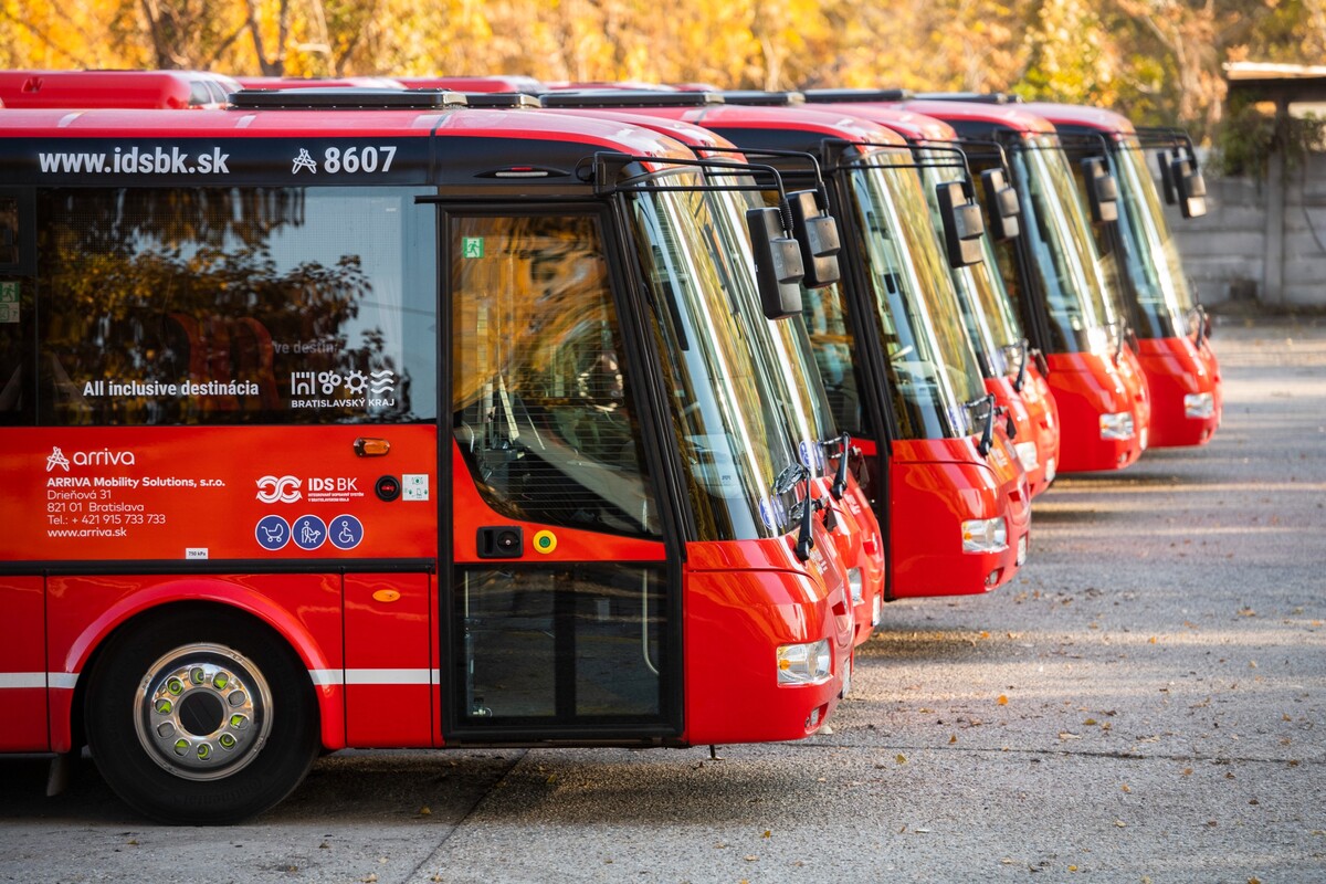 Autobusy spoločnosti Arriva odstavené na parkovisku.