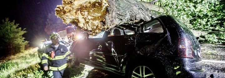 Česko během noci zasáhly extrémní bouřky, poškodily i stanové městečko pro uprchlíky v Praze