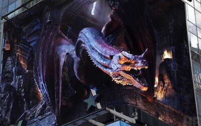 VIDEO: Na Times Square chrlí oheň 3D drak z House of the Dragon. Prequel ku Game of Thrones má premiéru už o týždeň.