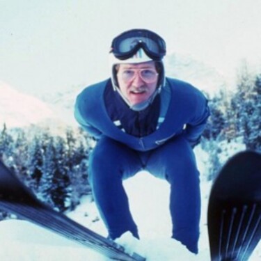 Olympiáda Calgary, rok 1998. Britský športovec, ktorý sa predstavil v skokoch na lyžiach. Exot, ktorý si svojou bezprostrednosťou získal sympatie divákov. Nikto mi nepovie inak ako Eddie The Eagle, teda orol: