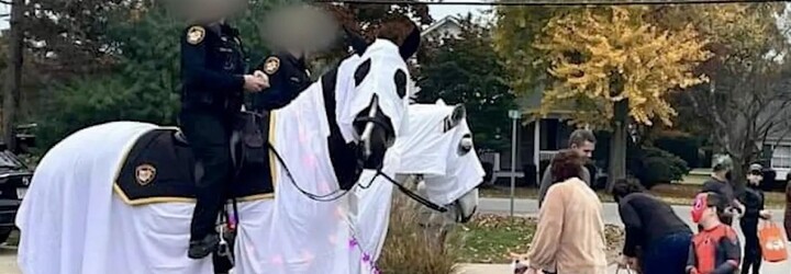 Policisté v Ohiu oblékli koně jako členy Ku-klux-klanu. „Měli to být duchové,“ hájí je šerif