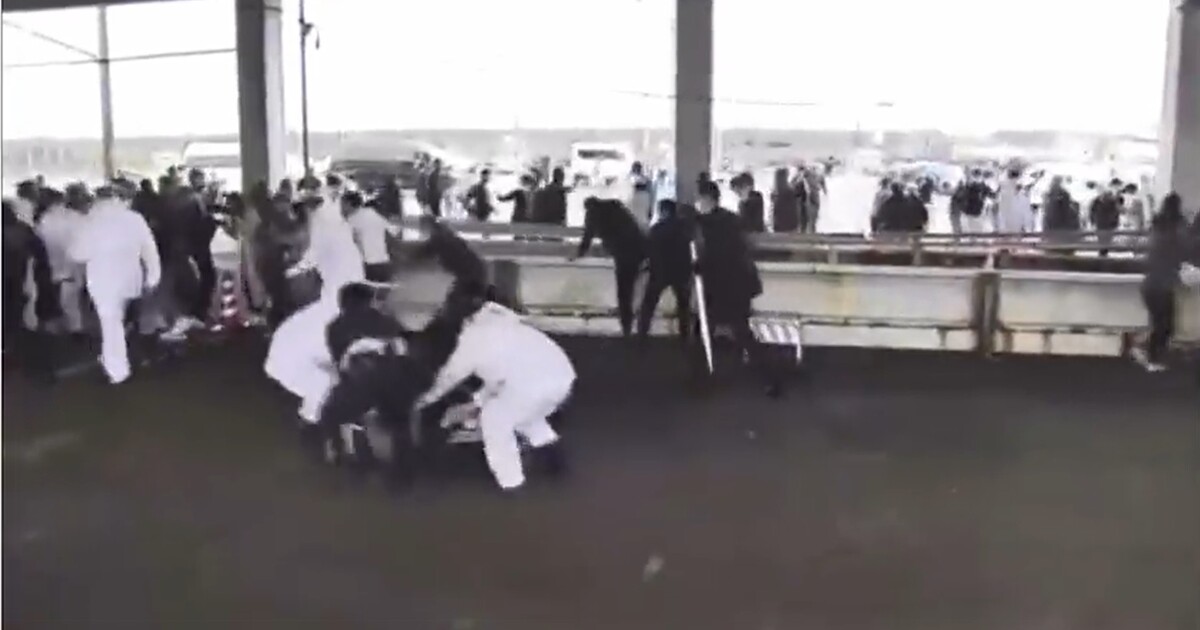 VIDEO: Na japonského premiéra hodil útočník kouřovou bombu. Policie na místě zatkla podezřelého