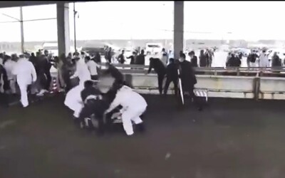 VIDEO: Útočník hodil na japonského premiéra kouřovou bombu. Policie na místě zatkla podezřelého.