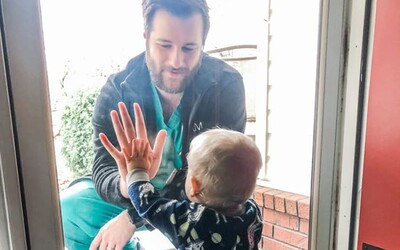 Dům rodiny doktora bojujícího proti koronaviru zničilo tornádo. Lékaři se podařilo schovat do skříně v koupelně.