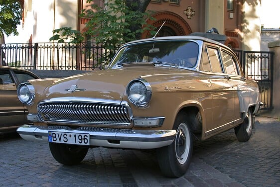 Možná ještě větší díru do světa udělal Sovětský svaz s jinou značkou. Tato vozidla sloužila zejména jako podniková, pro státní organizace či jako taxíky do velkých měst. Poznáš je?