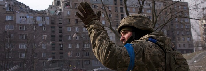 Pápežský almužník sa dostal pod raketovú paľbu, keď na Ukrajine rozvážal humanitárnu pomoc