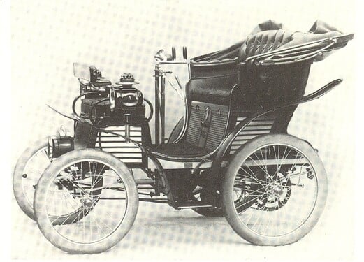 Ještě jedna evropská automobilka uvedla na trh vozidlo do konce 19. století. Napovíme ti, že byla z Itálie. Poznáš ji podle vozu?