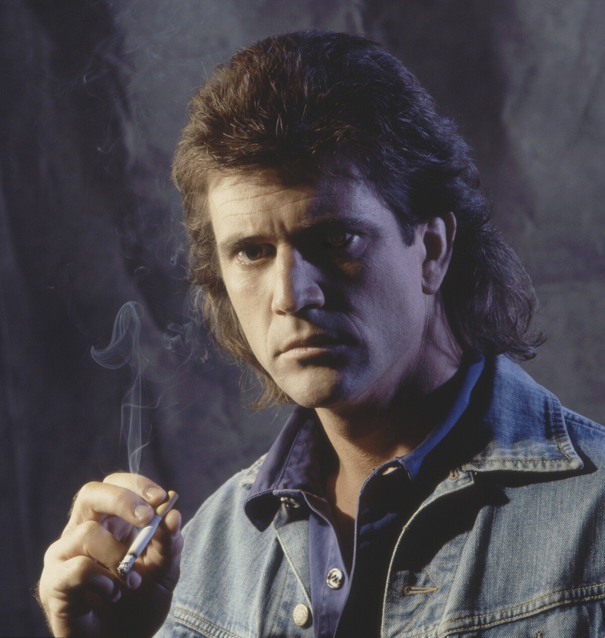 Mel Gibson v reklamním záběru pro Smrtonosnou zbraň.