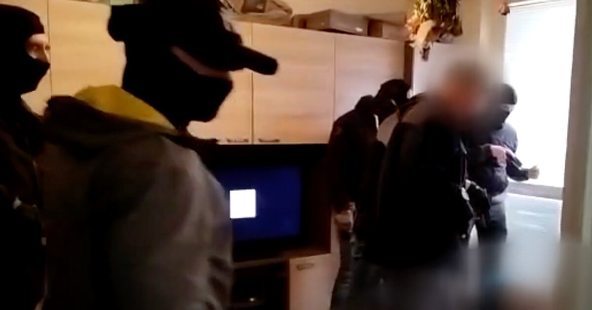 VIDEO: Z okna v Brně létal pervitin, marihuana plavala v záchodě. Dealer ale trestu neunikl