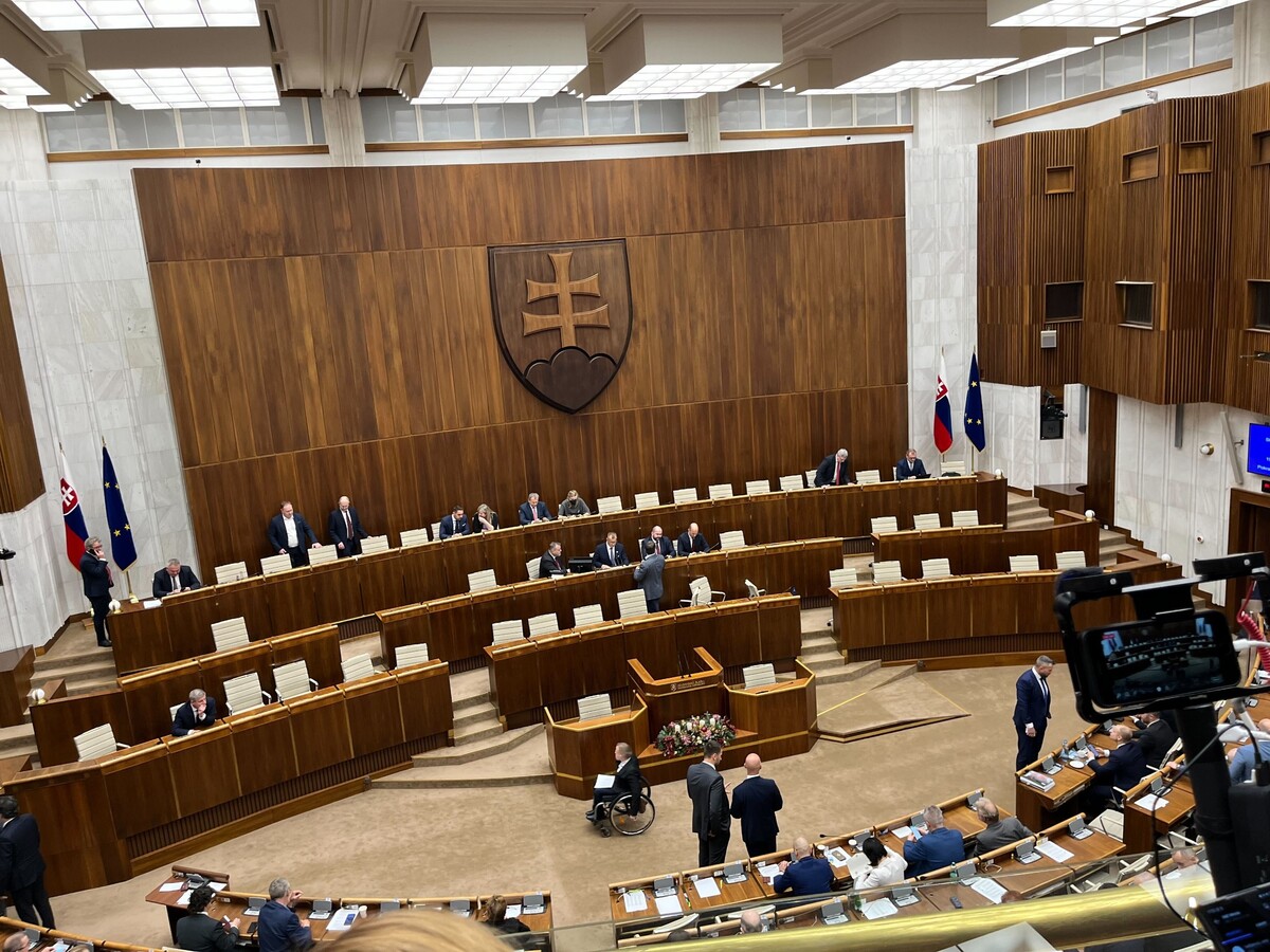 Aktuálny pohľad na rokovaciu sálu parlamentu.