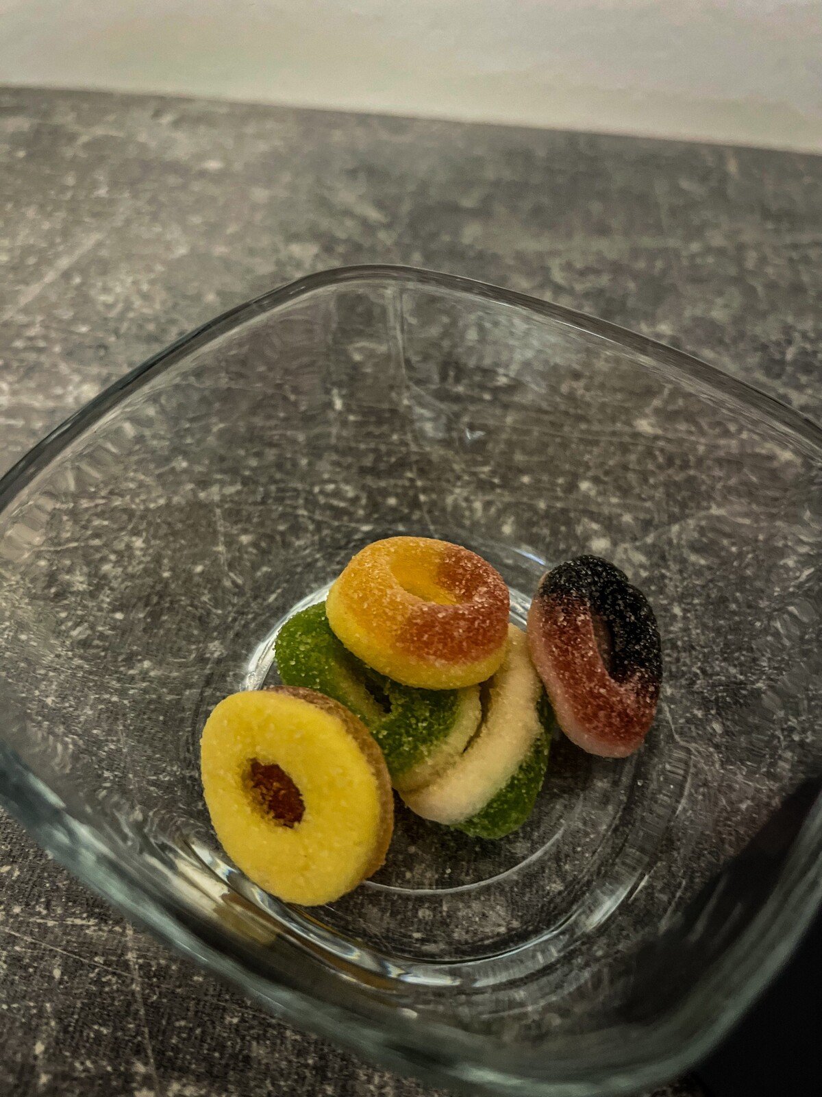 Halucinogenní bonbóny s muscimolem.