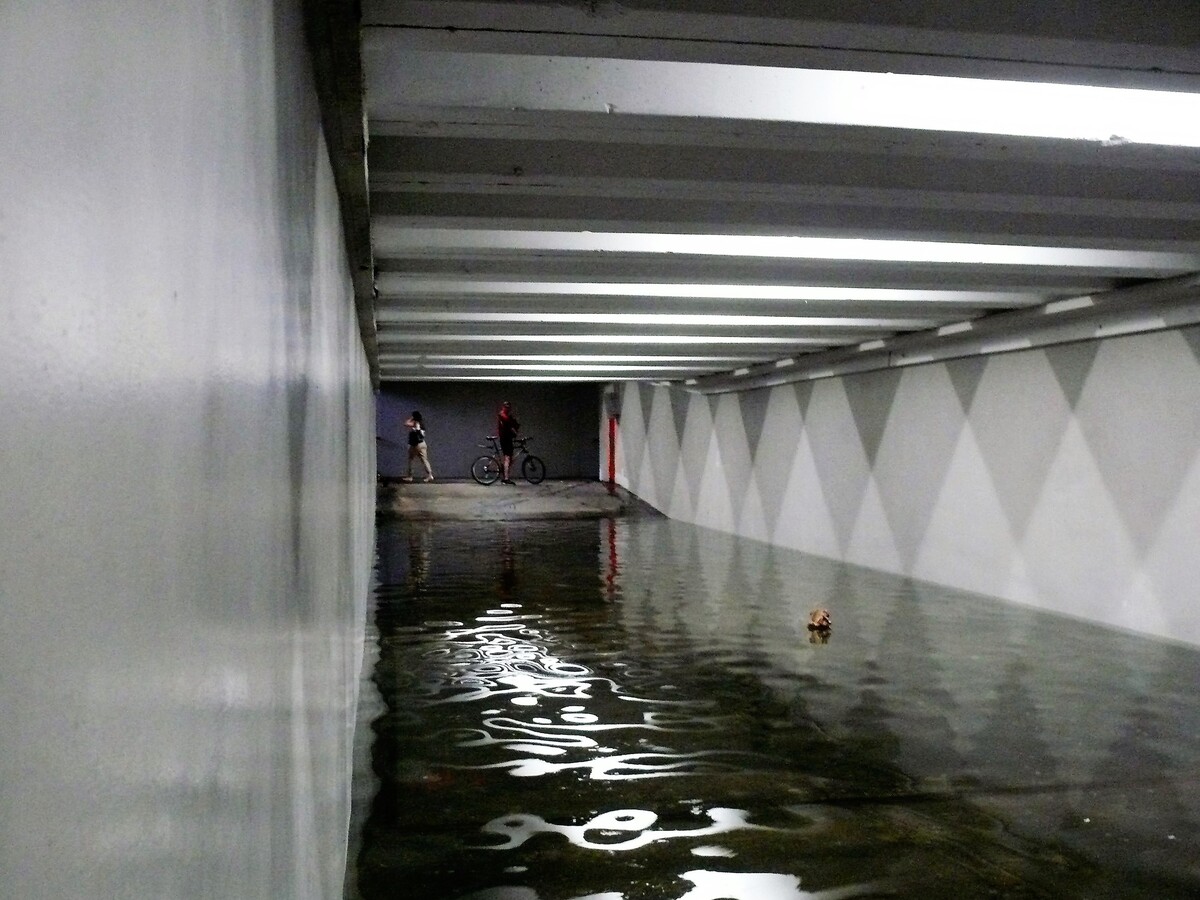 Vysoká hladina spodnej vody spôsobila zatopenie podchodu pri Ekonomickej univerzite v Petržalke v Bratislave.