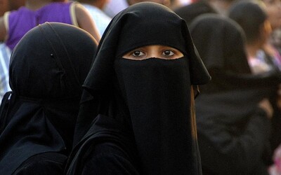 Íránky si sundávají hidžáby na protest proti smrti 22leté ženy, která měla porušit pravidla o nošení šátku.