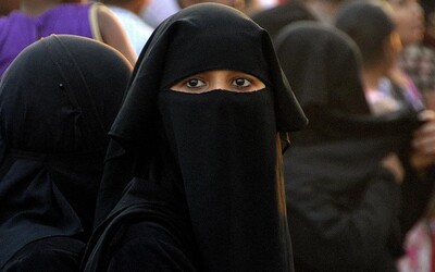 Tálibán nechce, aby ženy „provokovaly“ muže. Od soboty musí nosit povinně burku.
