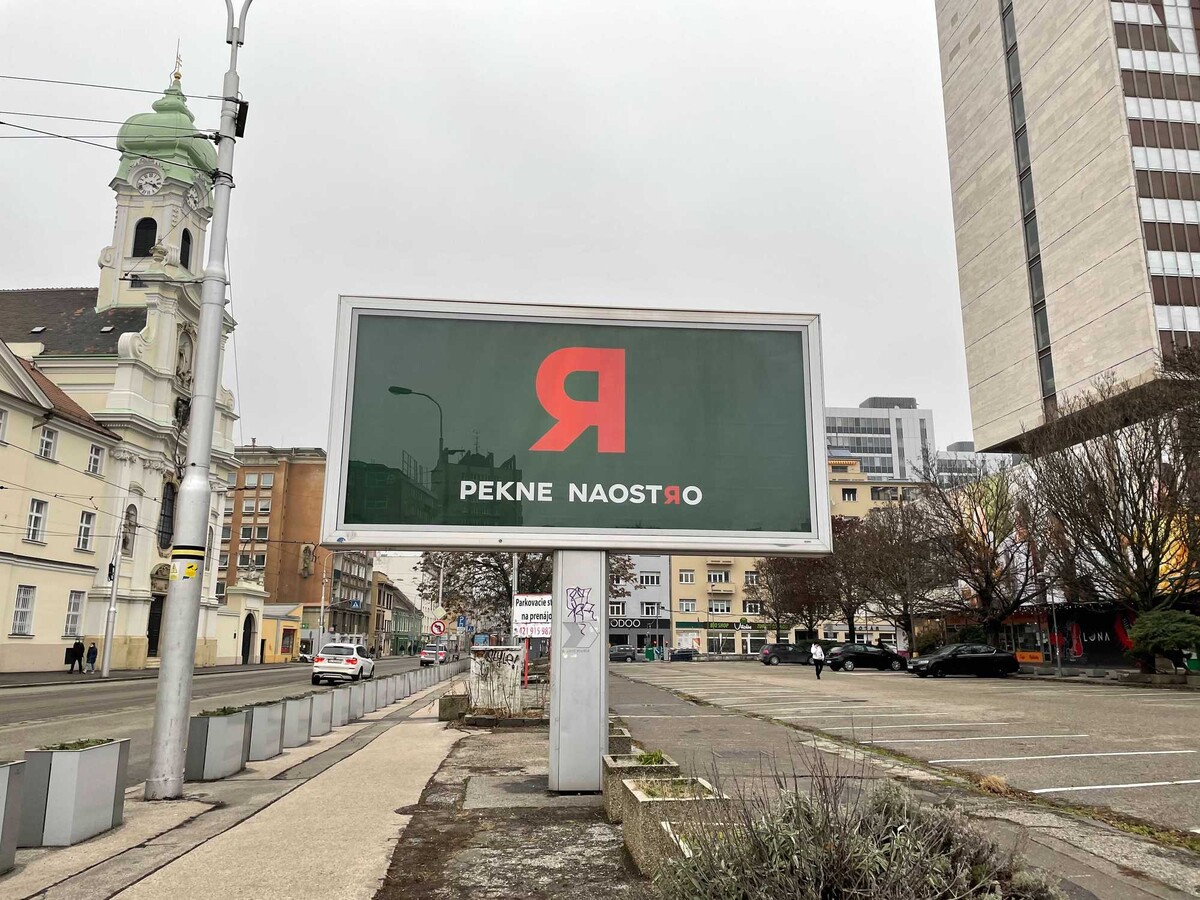 R, billboard, reklama, otočené R, scharf